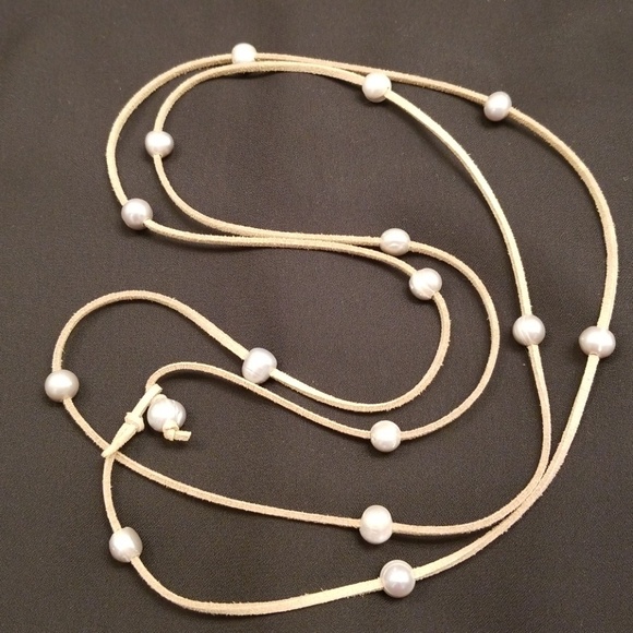 Necklace silver gray barrel pearls on taupe suede - Picture 3 of 6